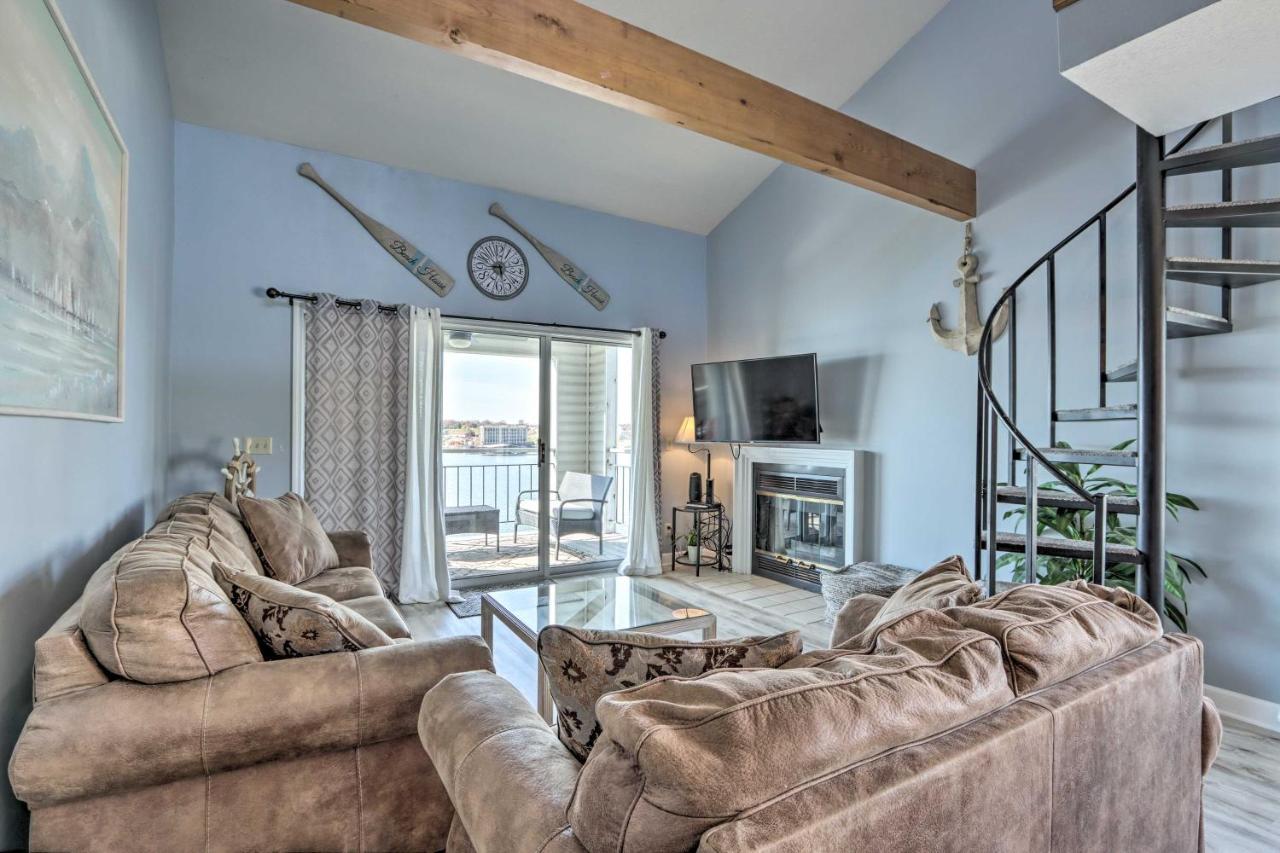 Sunny Osage Beach With Balcony And Lakefront View Esterno foto