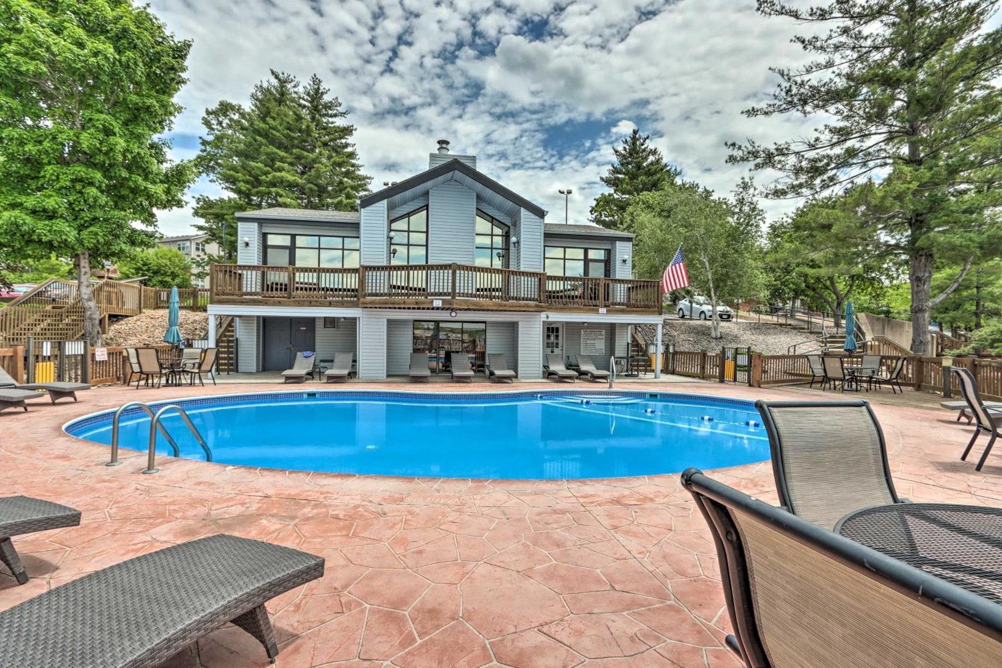 Sunny Osage Beach With Balcony And Lakefront View Esterno foto